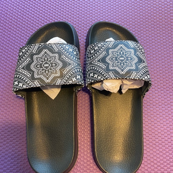 Brand new kith slides . They are man sizes main image 4